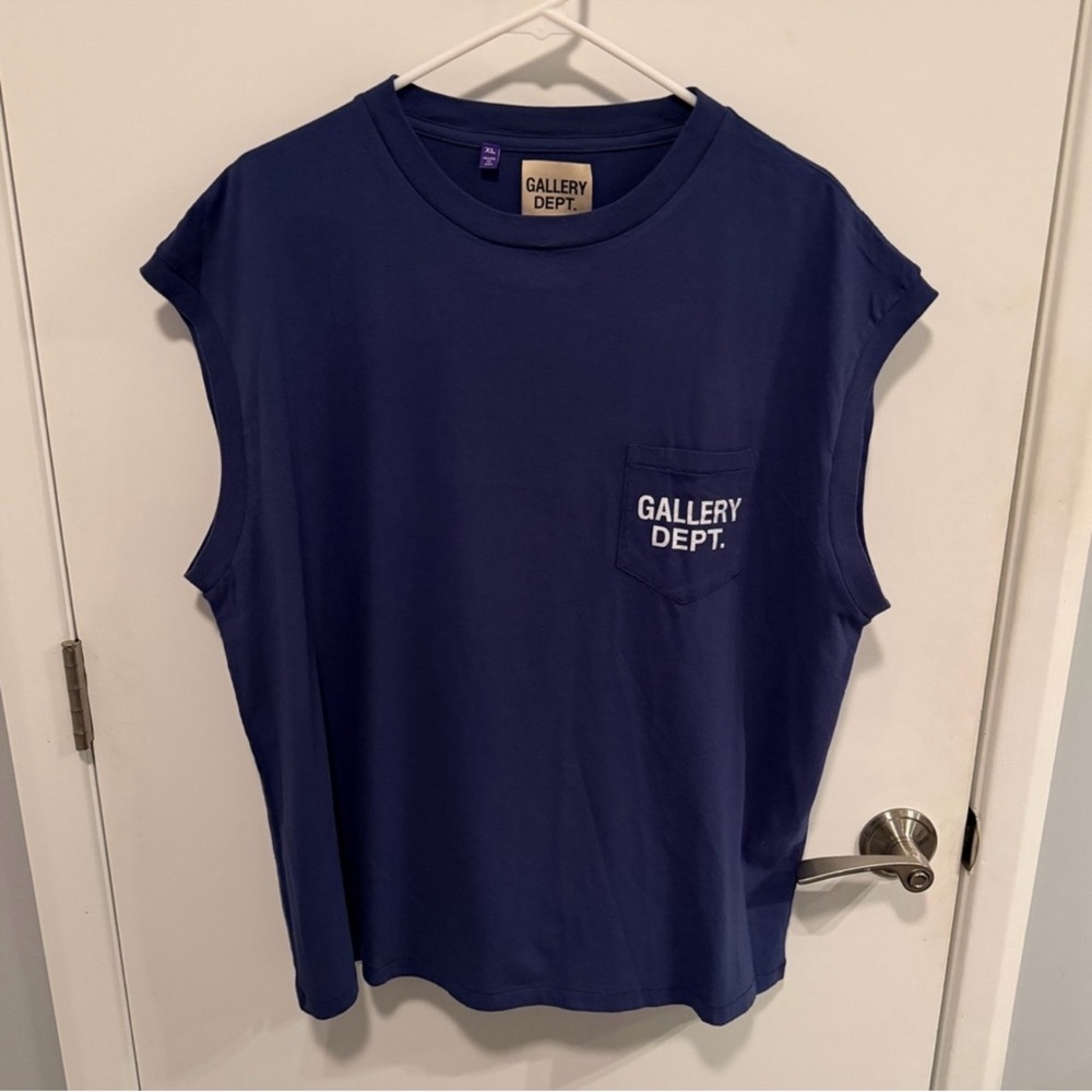 Gallery Dept. men's navy cut off T-shirt size
XL but fits like a Large